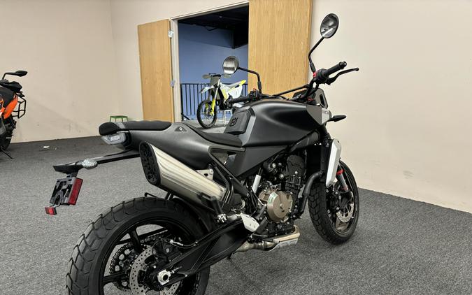 2025 Husqvarna Svartpilen 801