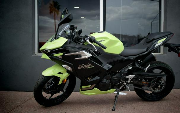 2026 Kawasaki Ninja® 500 ABS Metallic Yellowish Green/Ebony