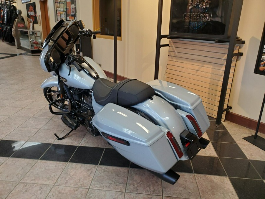 2024 Harley-Davidson Street Glide® Atlas Silver Metallic