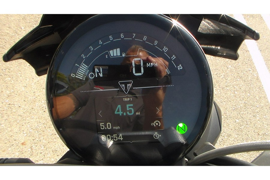 2027 Trident 800 - Triumph
