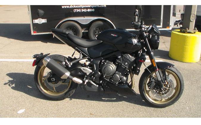 2027 Trident 800 - Triumph