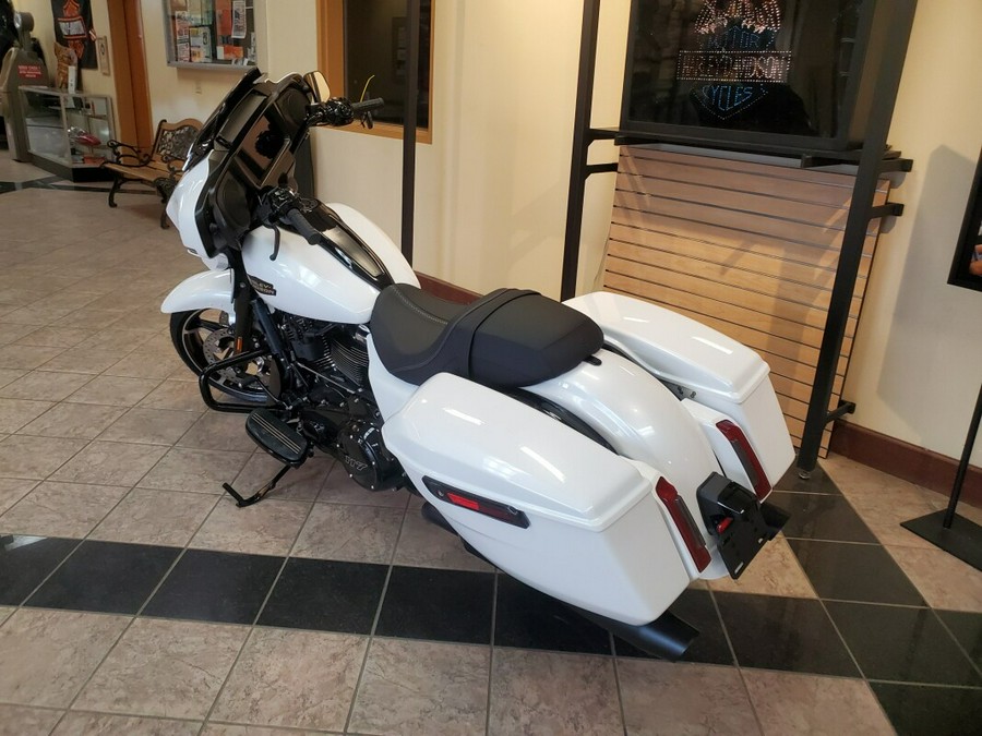 2024 Harley-Davidson Street Glide® White Onyx Pearl - Black Finish