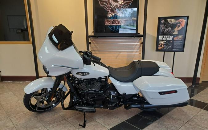 2024 Harley-Davidson Street Glide® White Onyx Pearl - Black Finish