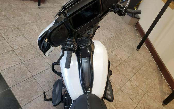 2024 Harley-Davidson Street Glide® White Onyx Pearl - Black Finish