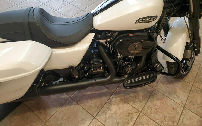 2024 Harley-Davidson Street Glide® White Onyx Pearl - Black Finish