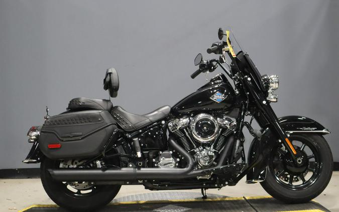 2025 Harley-Davidson Heritage Classic Vivid Black w/Cast Wheels