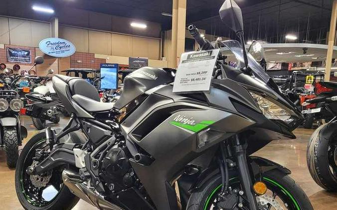 2024 Kawasaki Ninja® 650 Metallic Matte Graphenesteel Gray/Ebony