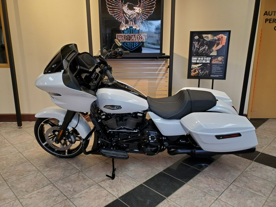 2024 Harley-Davidson Road Glide® White Onyx Pearl - Black Finish