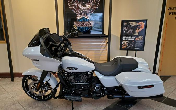 2024 Harley-Davidson Road Glide® White Onyx Pearl - Black Finish