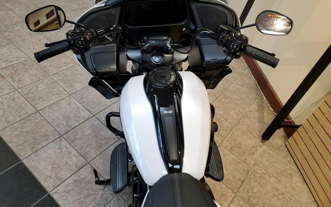 2024 Harley-Davidson Road Glide® White Onyx Pearl - Black Finish