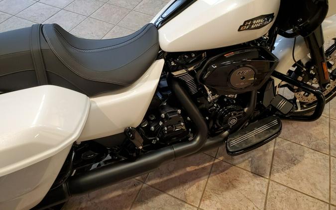 2024 Harley-Davidson Road Glide® White Onyx Pearl - Black Finish