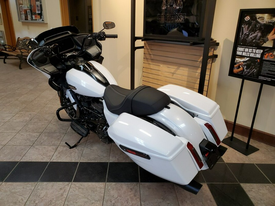 2024 Harley-Davidson Road Glide® White Onyx Pearl - Black Finish