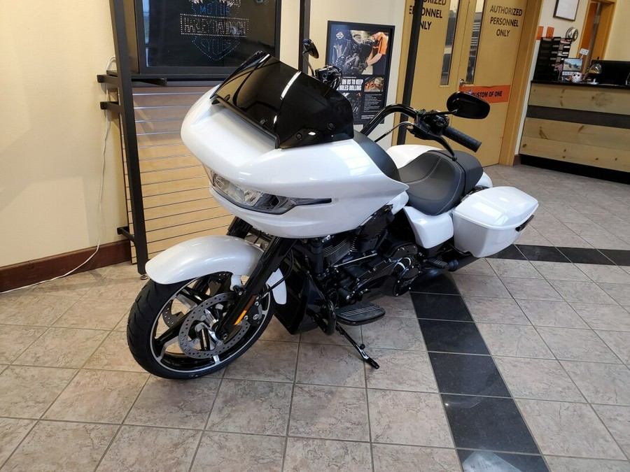 2024 Harley-Davidson Road Glide® White Onyx Pearl - Black Finish