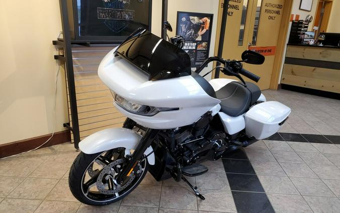 2024 Harley-Davidson Road Glide® White Onyx Pearl - Black Finish