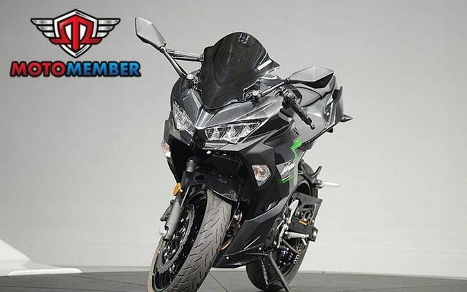 2023 Kawasaki Ninja 400 Matrix Camo Gray/Metallic Matte Carbon