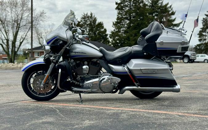 2009 Harley-Davidson CVO™ Ultra Classic® Electra Glide® Two-Tone Bermuda Blue/Stardust S