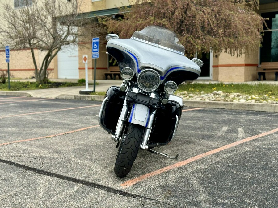 2009 Harley-Davidson CVO™ Ultra Classic® Electra Glide® Two-Tone Bermuda Blue/Stardust S