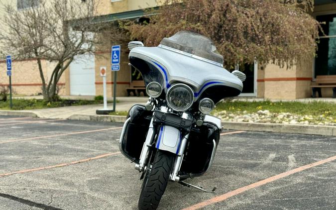 2009 Harley-Davidson CVO™ Ultra Classic® Electra Glide® Two-Tone Bermuda Blue/Stardust S