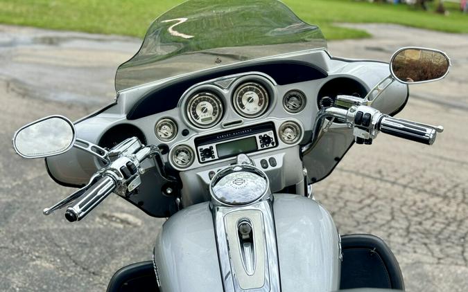 2009 Harley-Davidson CVO™ Ultra Classic® Electra Glide® Two-Tone Bermuda Blue/Stardust S