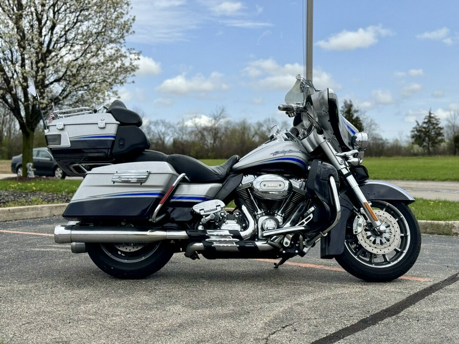 2009 Harley-Davidson CVO™ Ultra Classic® Electra Glide® Two-Tone Bermuda Blue/Stardust S
