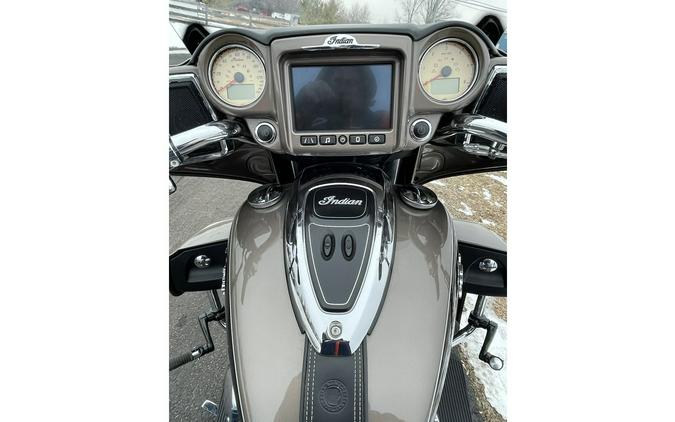 2018 ROADMASTER, BRONZE/THUNDER BLK - Indian Motorcycle