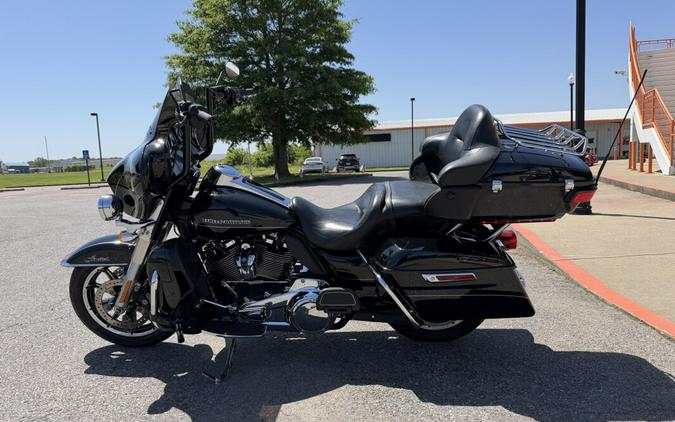 2017 Harley-Davidson® Ultra Limited Vivid Black