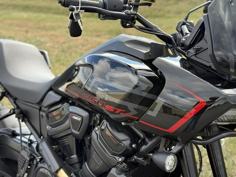 2025 Harley-Davidson® RA1250ST - Pan America® 1250 ST