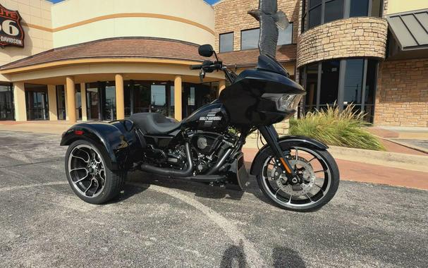 2026 Harley-Davidson® Road Glide 3 Vivid Black - Black Finish