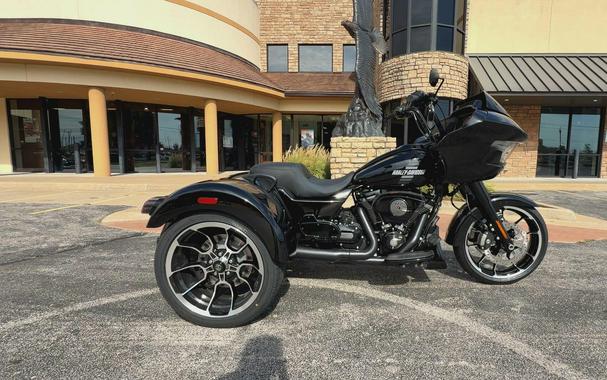 2026 Harley-Davidson® Road Glide 3 Vivid Black - Black Finish