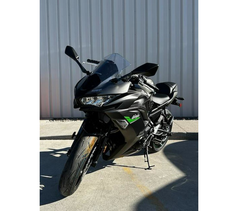 2024 Kawasaki Ninja® 650 - Metallic Matte Graphenesteel Gray/Ebony