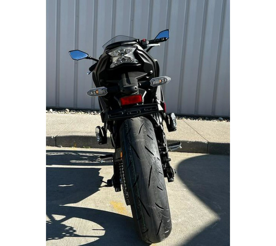 2024 Kawasaki Ninja® 650 - Metallic Matte Graphenesteel Gray/Ebony