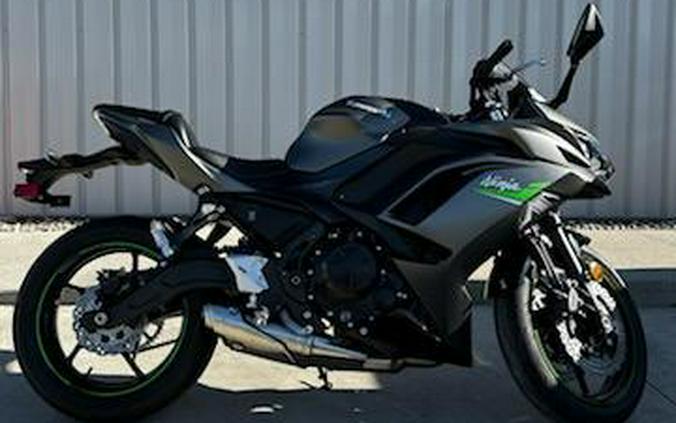 2024 Kawasaki Ninja® 650 - Metallic Matte Graphenesteel Gray/Ebony