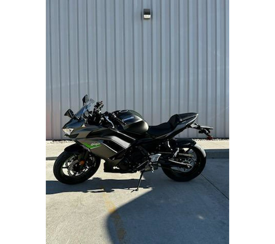 2024 Kawasaki Ninja® 650 - Metallic Matte Graphenesteel Gray/Ebony