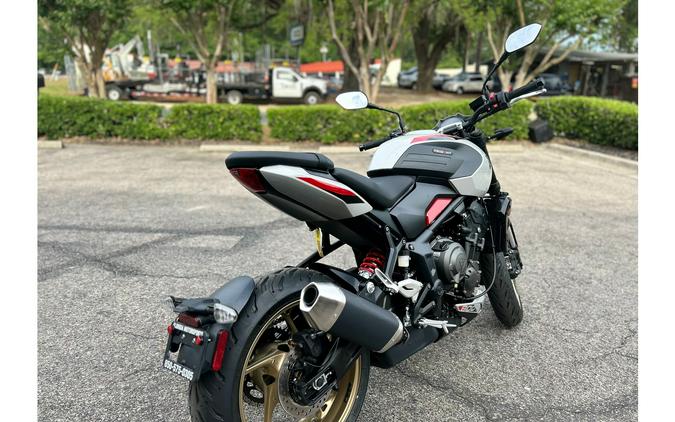 2026 Trident 800 - Triumph