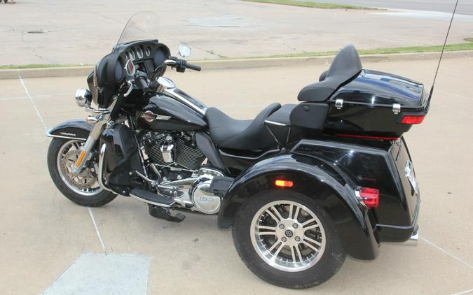 2022 Harley-Davidson Tri Glide Ultra Vivid Black