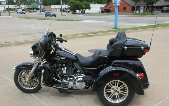 2022 Harley-Davidson Tri Glide Ultra Vivid Black