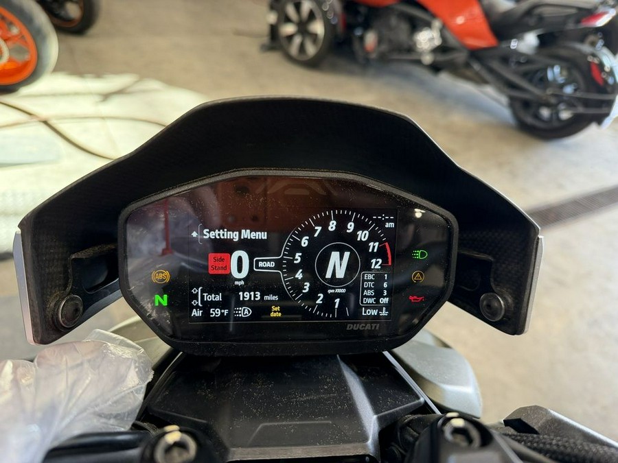 2023 Ducati Streetfighter V2 Storm Green