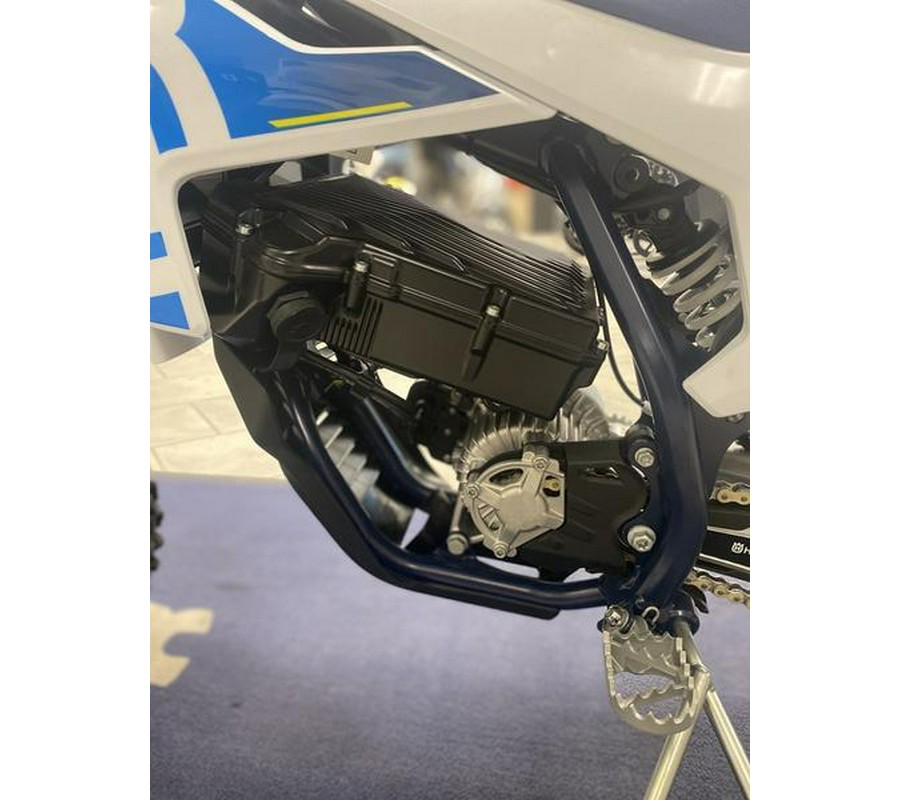 2023 Husqvarna® EE3