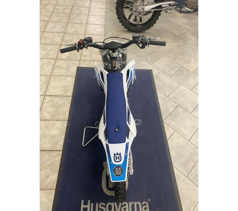 2023 Husqvarna® EE3