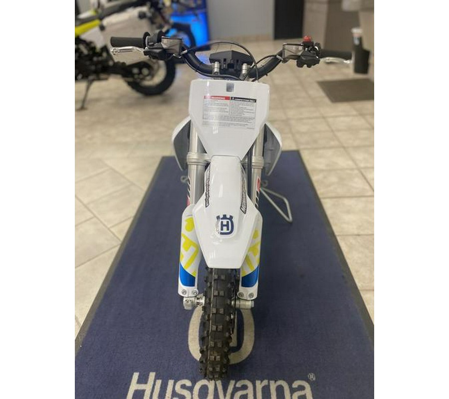 2023 Husqvarna® EE3