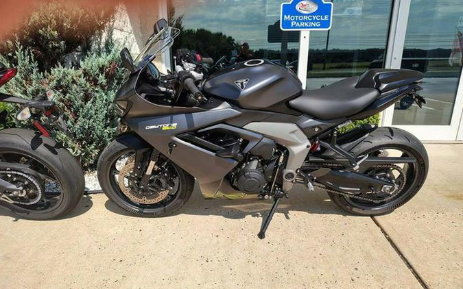 2025 Triumph Daytona 660 Snowdonia WhiteSapphire Black