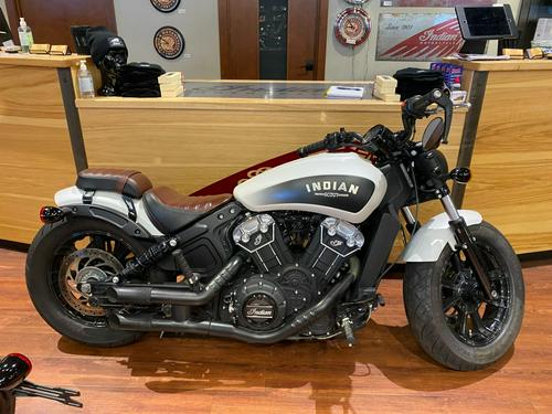 2019 Indian Scout Bobber vs. Triumph Bonneville Bobber Black: Comparison Review