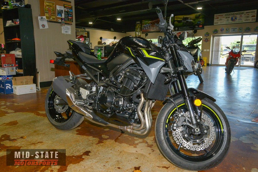 2024 Kawasaki Z900 ABS Metallic Spark Black/Metallic Matte Dark Gray