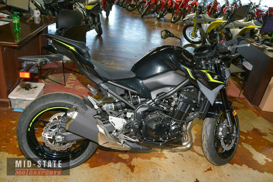 2024 Kawasaki Z900 ABS Metallic Spark Black/Metallic Matte Dark Gray