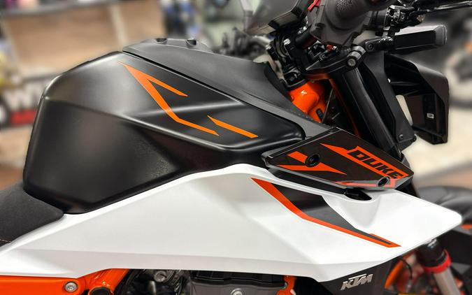2026 KTM 990 DUKE R