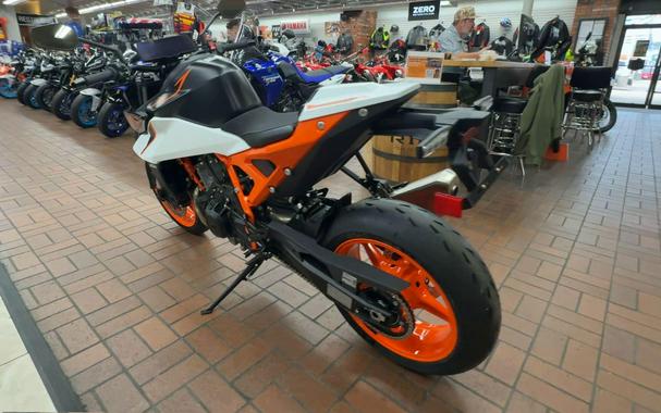 2026 KTM 990 DUKE R