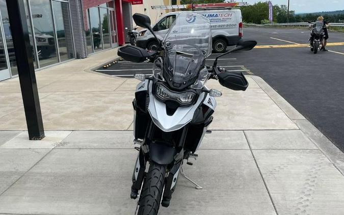 2024 Triumph Tiger 900 GT Snowdonia White / Sapphire Black