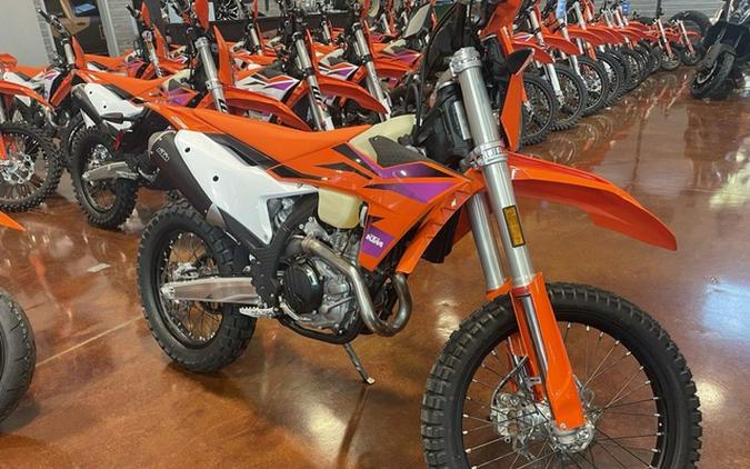 2024 KTM 500 EXC-F Six Days First Look [Fast Facts]