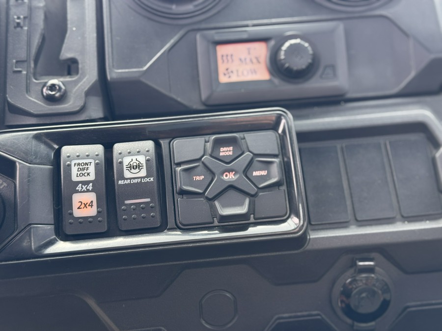 2024 Can-Am Defender Limited HD10