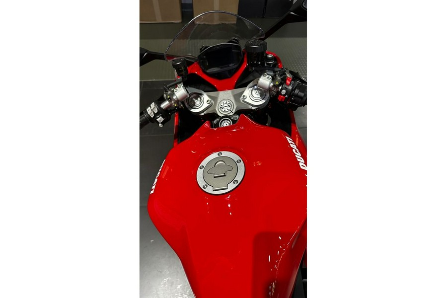 2024 Ducati Supersport 950 - Red